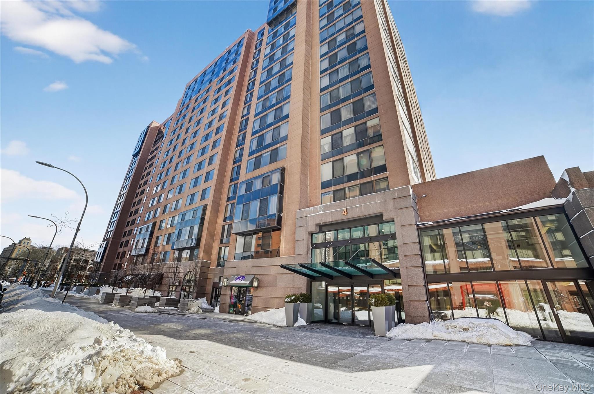 4 Martine Avenue 612