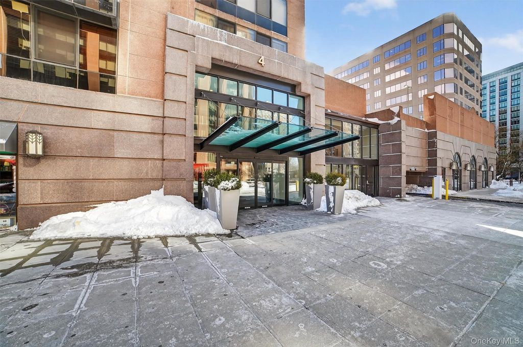 Photo of 4 Martine Avenue #612, White Plains, NY 10606 (MLS # 959358)