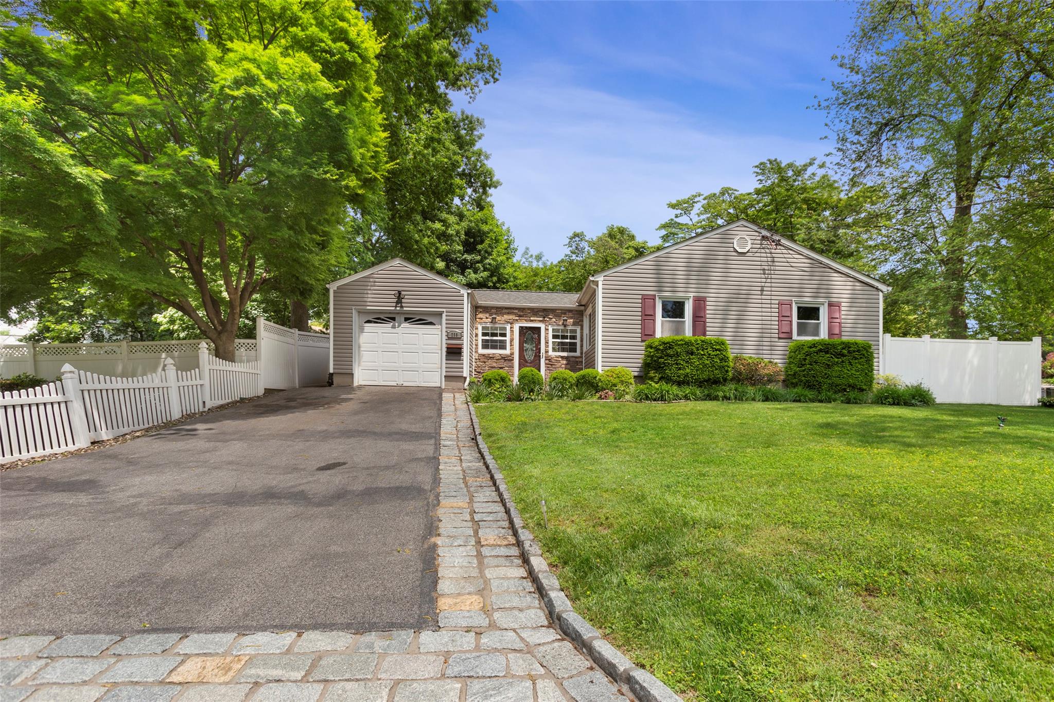 256 Round Hill Drive, Yonkers, New York image 34