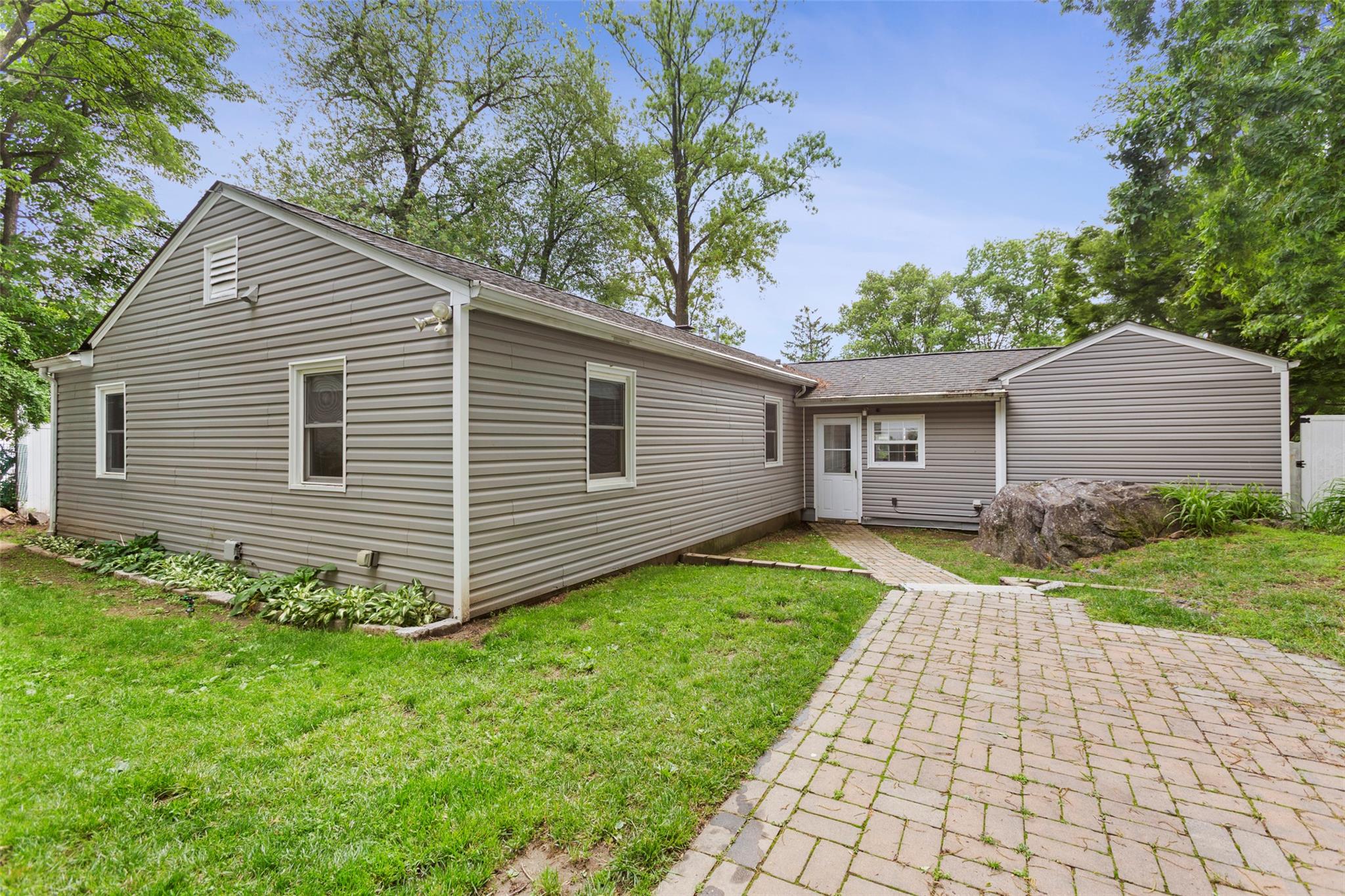 256 Round Hill Drive, Yonkers, New York image 32