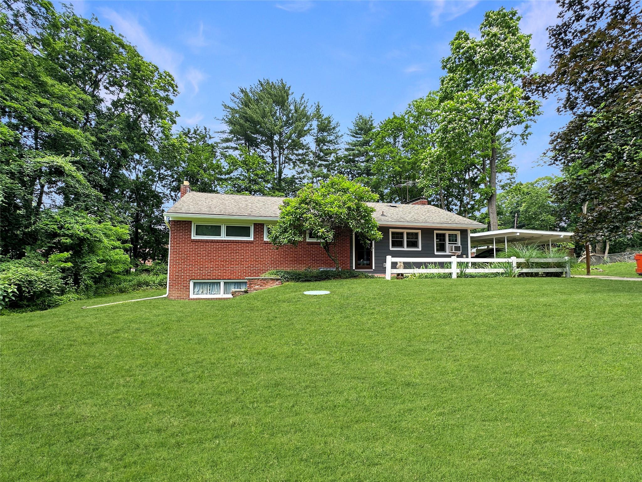 Beechwood Avenue, Poughkeepsie, New York - 3 Bedrooms  
2 Bathrooms  
5 Rooms - 