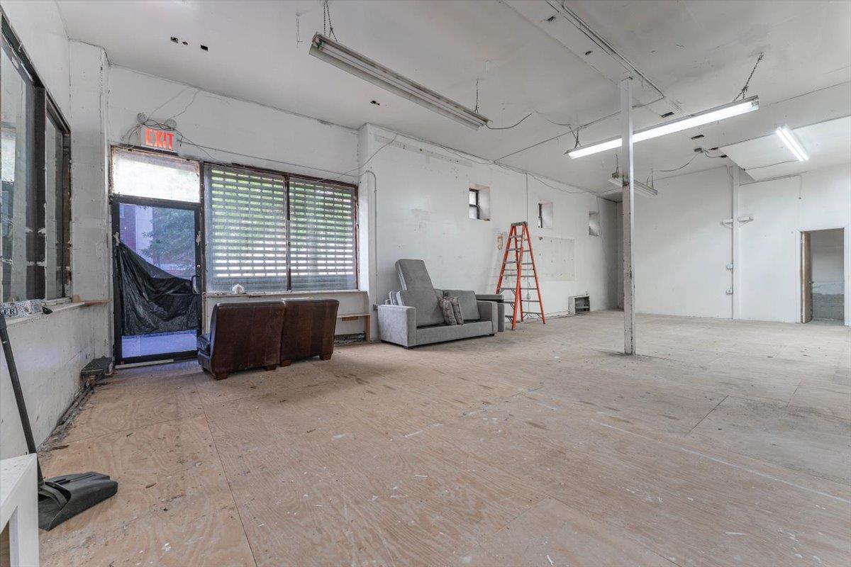 279 Pleasant Avenue North Commercial