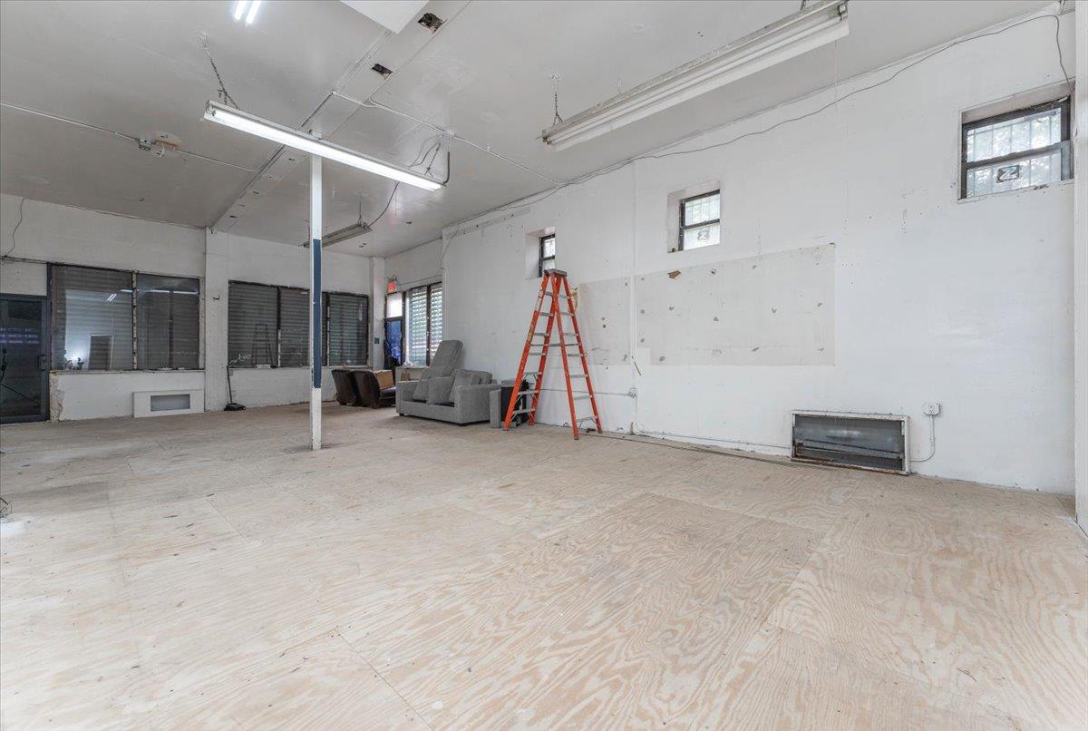 279 Pleasant Avenue North Commercial