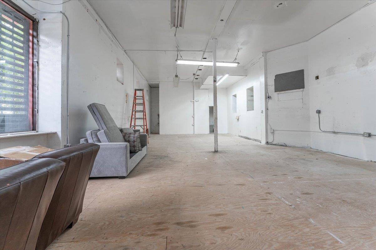 279 Pleasant Avenue North Commercial