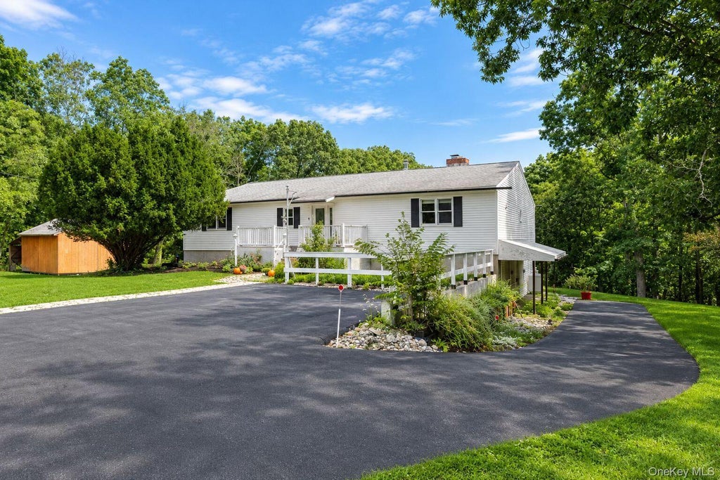 Photo of 226 Charwill Drive, Clinton Corners, NY 12514 (MLS # 1049359)