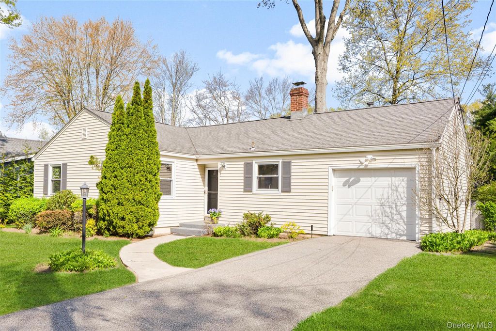 Photo of 22 Rogers Drive, New Rochelle, NY 10804 (MLS # 984531)