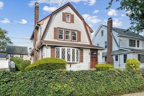 Photo of 39 Linmouth Road, Malverne, NY 11565 (MLS # 913135)