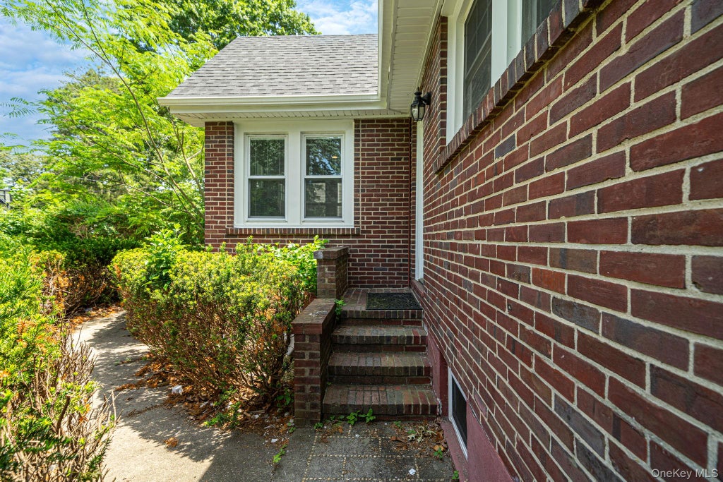 Photo of 44 Elizabeth Avenue, Smithtown, NY 11787 (MLS # 1065352)