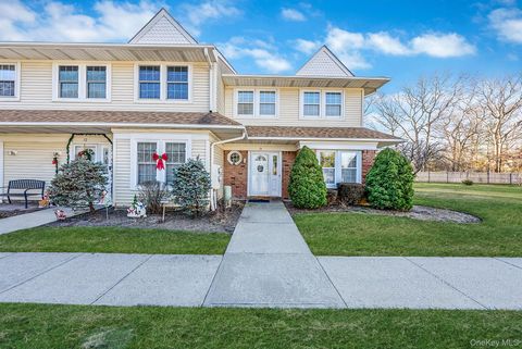 Photo of 11 Gazebo Lane, Holtsville, NY 11742 (MLS # 943424)