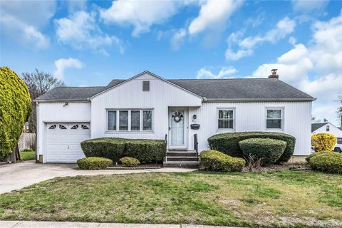 Photo of 80 Knickerbocker Road N, Plainview, NY 11803 (MLS # 982739)