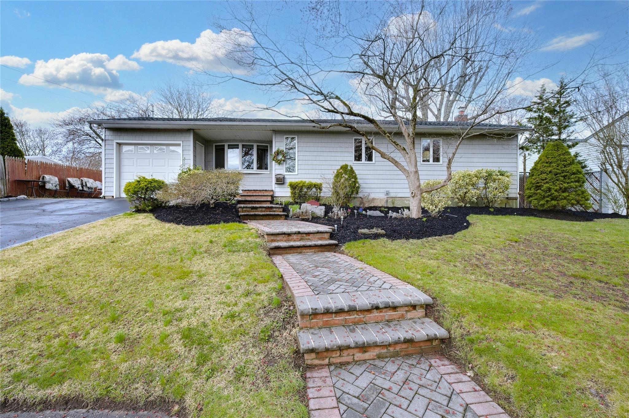 3 Grace Park Dr, Commack, New York image 1
