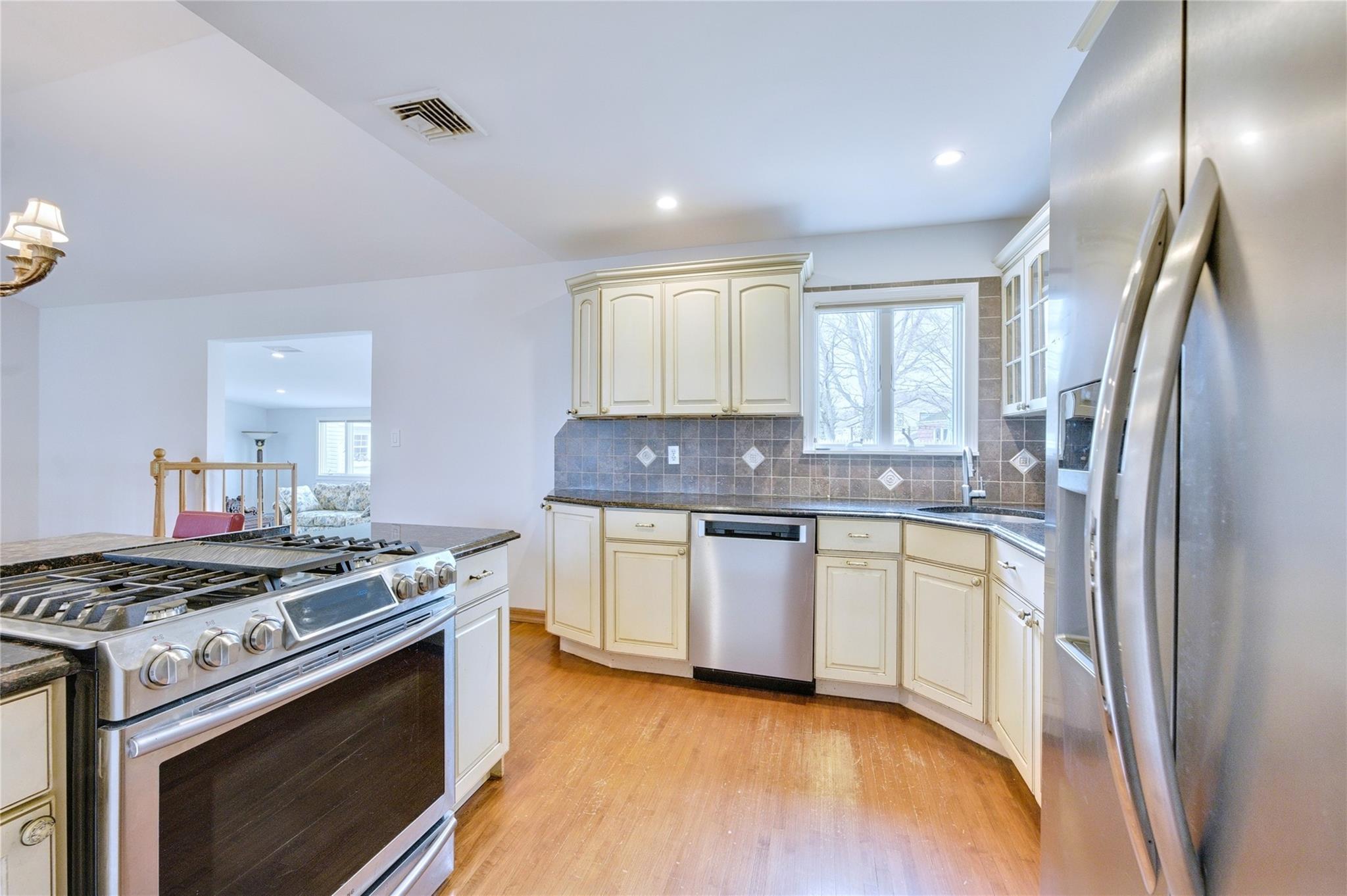 3 Grace Park Dr, Commack, New York image 10