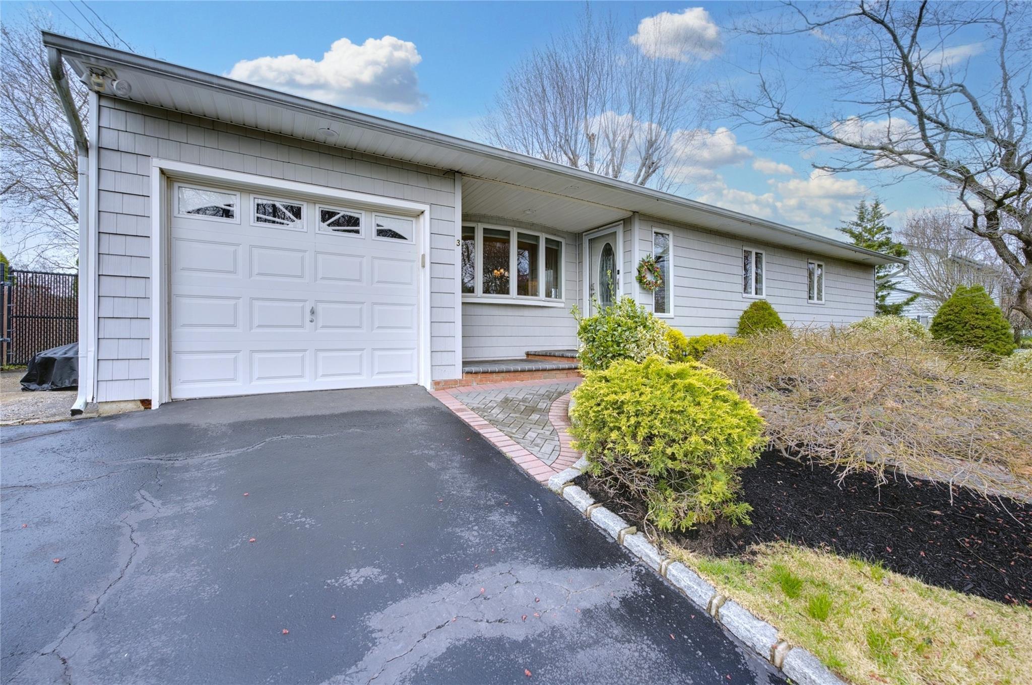 3 Grace Park Dr, Commack, New York image 3