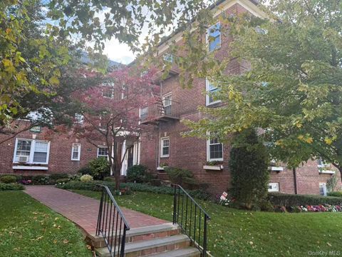 Photo of 8 Welwyn Road #3F, Great Neck, NY 11021 (MLS # 928139)