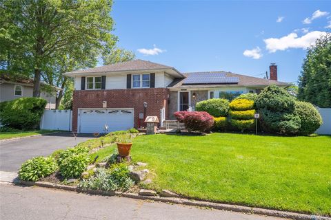 Photo of 2544 New York Avenue, Huntington, NY 11747 (MLS # 919589)