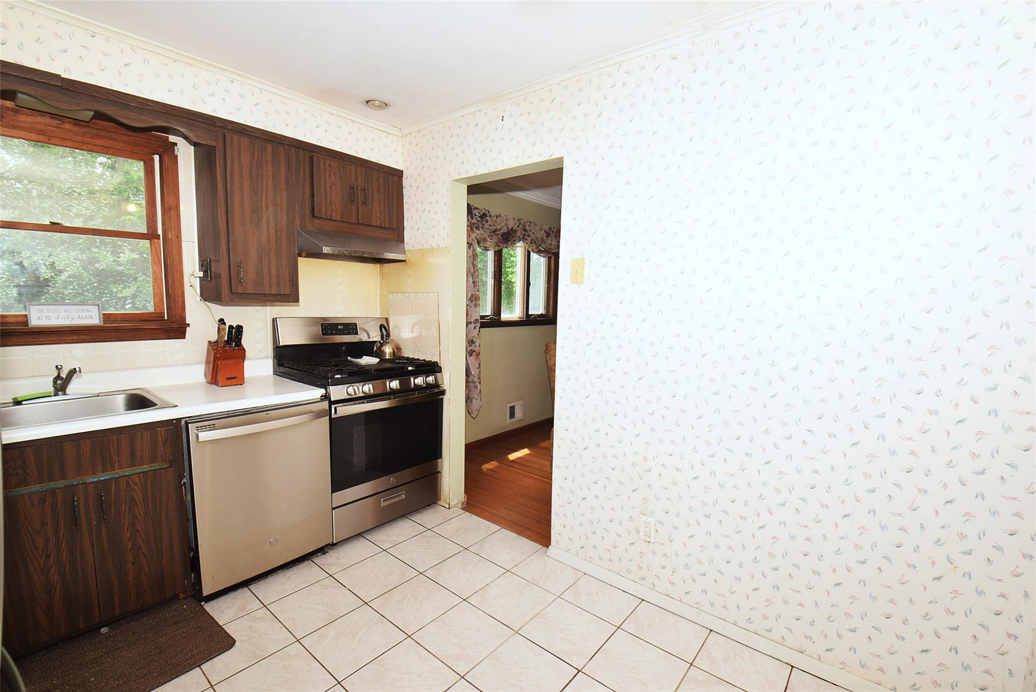 2 Walnut Drive, Syosset, New York image 13