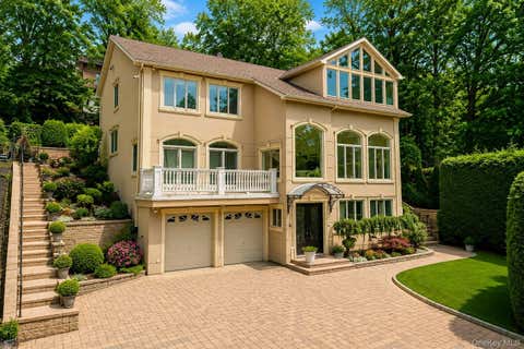 Homes For Sale - 16 Diana Trail<br/> Staten Island, NY 10304