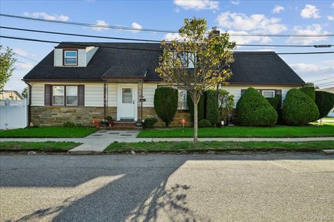 Photo of 4 E. Carpenter Street, Valley Stream, NY 11580 (MLS # 930373)