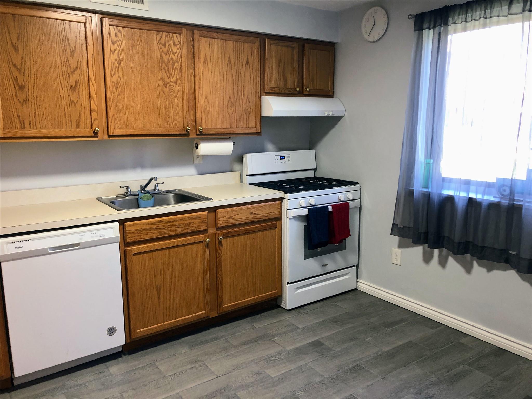 62 Pinebrook Place #62, Bay Shore, New York image 3