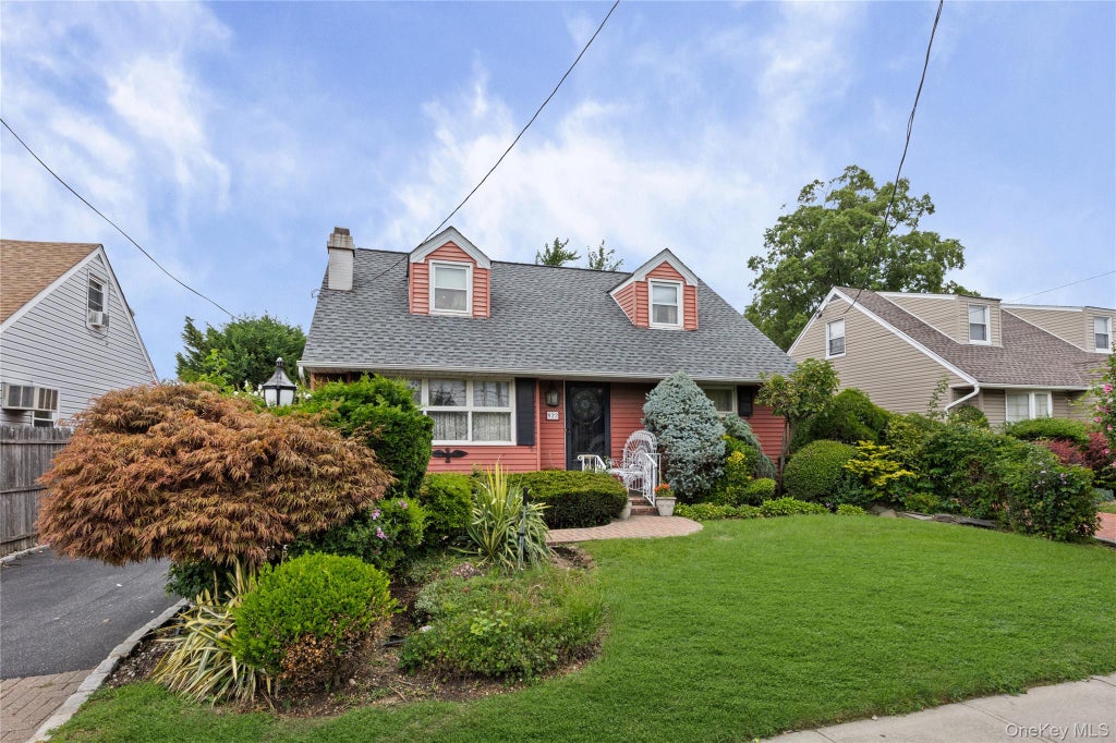 Photo of 822 Peninsula Boulevard, Woodmere, NY 11598 (MLS # 1040326)