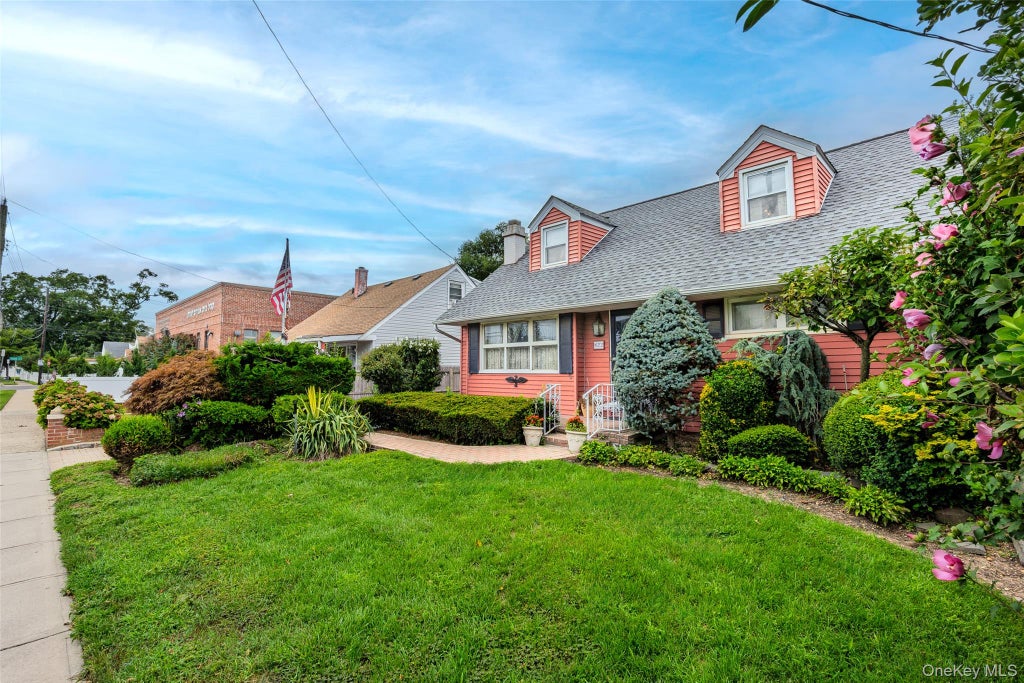 Photo of 822 Peninsula Boulevard, Woodmere, NY 11598 (MLS # 1040326)