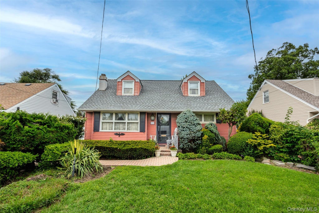 Photo of 822 Peninsula Boulevard, Woodmere, NY 11598 (MLS # 1040326)
