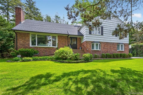 Photo of 112 The Intervale, Roslyn Estates, NY 11576 (MLS # 998111)