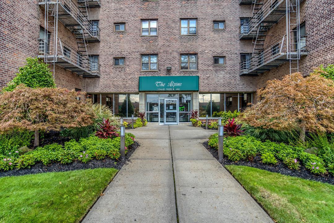 Property for Sale at Foothill Avenue B21, Hollis, Queens, NY - Bedrooms: 1 
Bathrooms: 1 
Rooms: 4  - $195,000