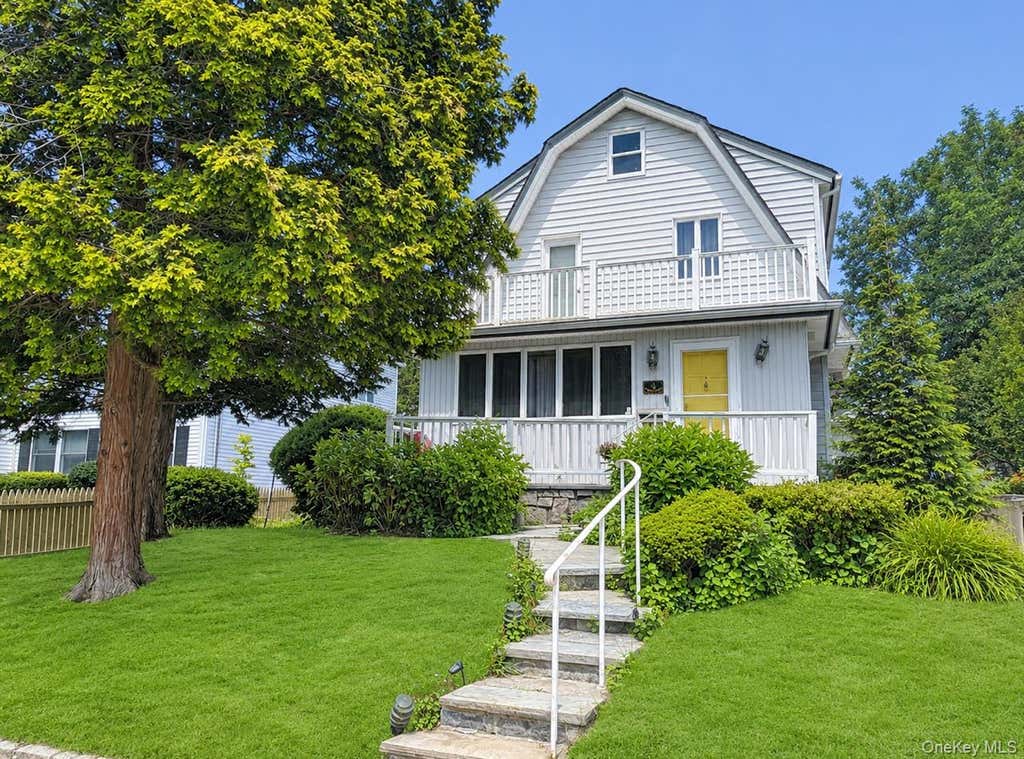 Photo of 4 Spruce Place, Great Neck, NY 11021 (MLS # 1033431)