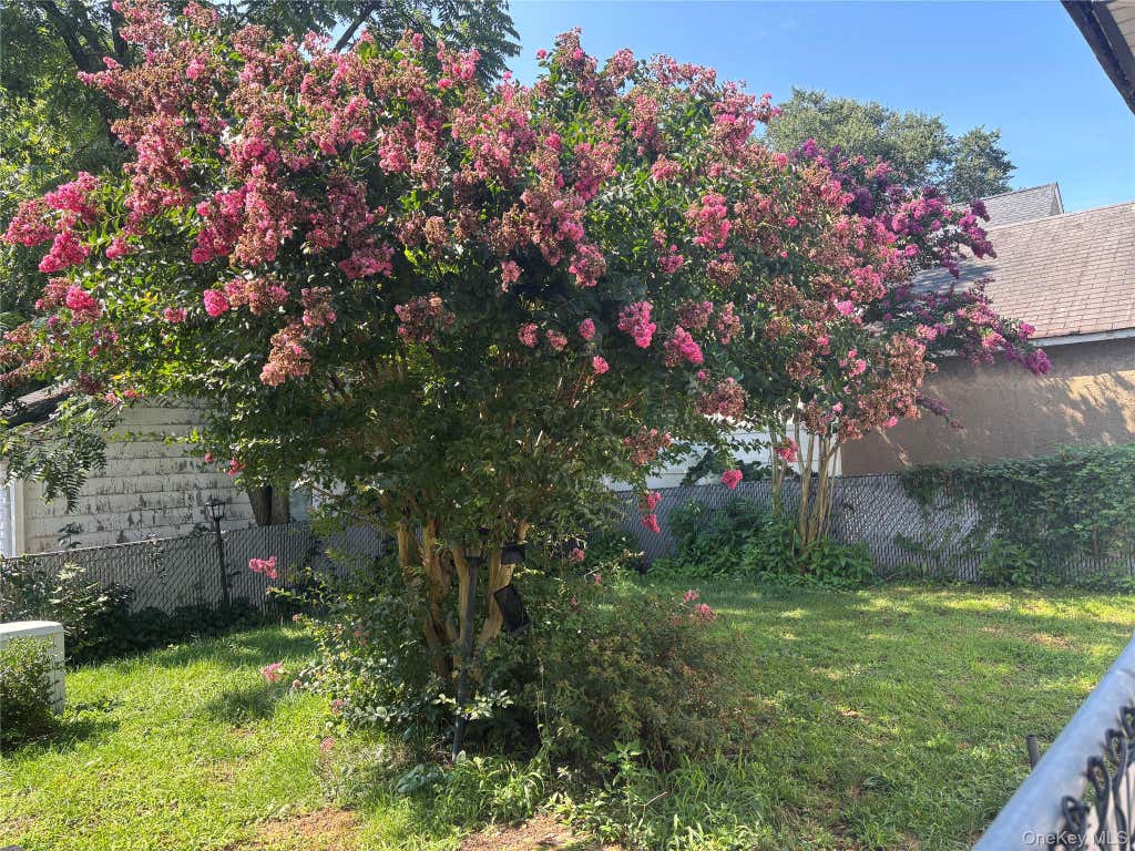 Photo of 4 Spruce Place, Great Neck, NY 11021 (MLS # 1033431)