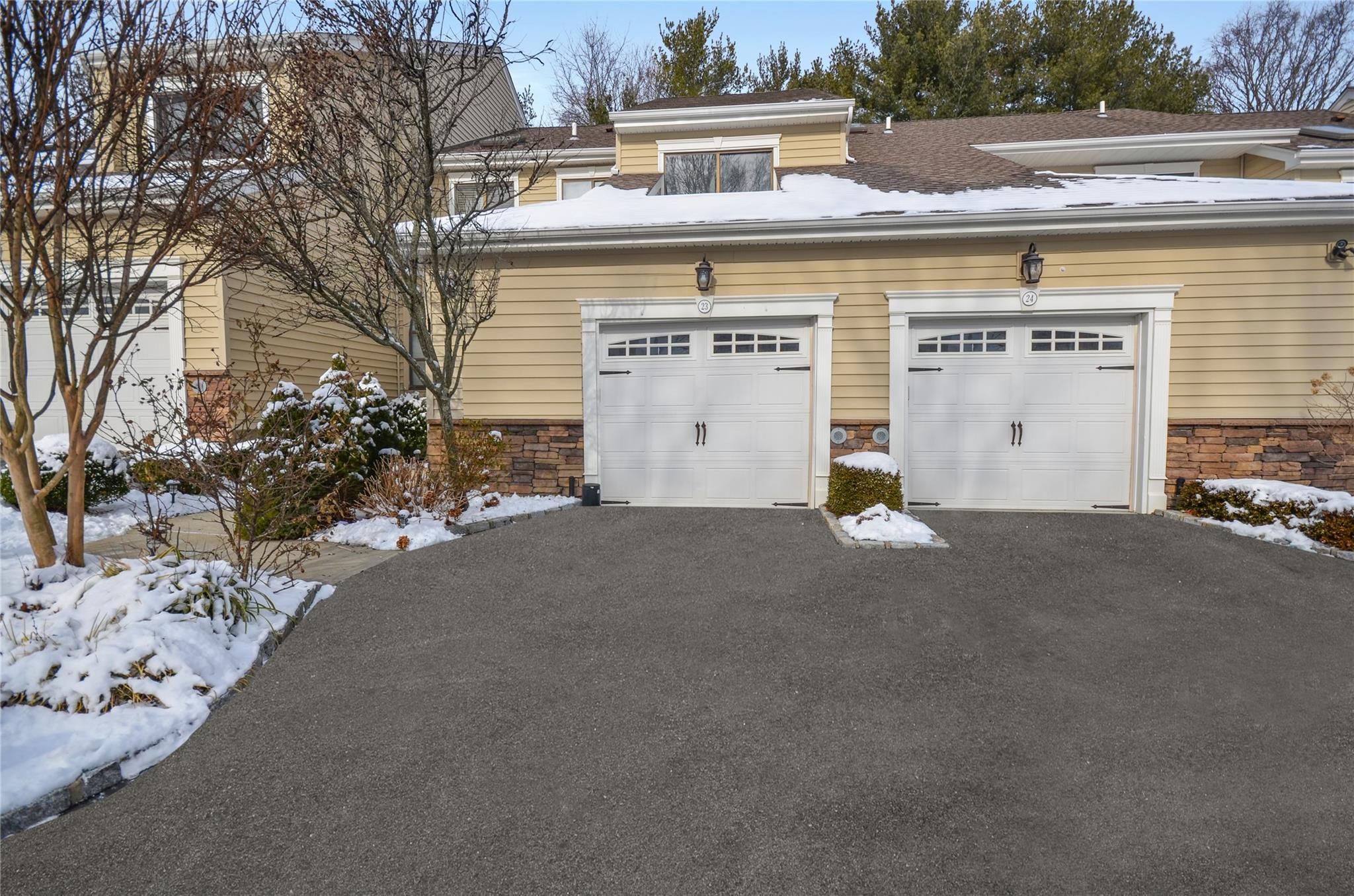 23 Villas Circle, Melville, New York image 1