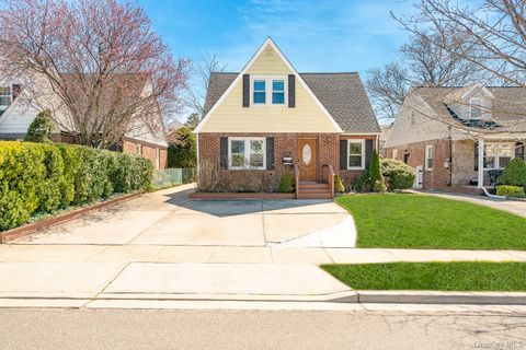 Photo of 14 Milton Court, Rockville Centre, NY 11570 (MLS # 1029171)