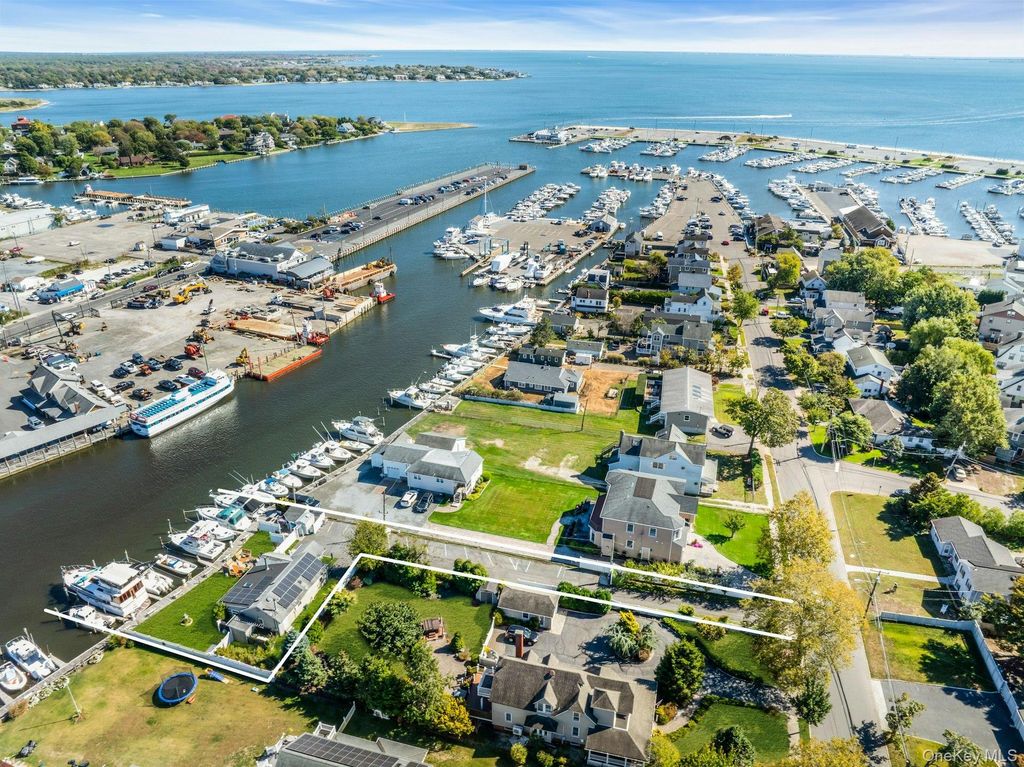 Photo of 97 Ocean Avenue, Bay Shore, NY 11706 (MLS # 922735)