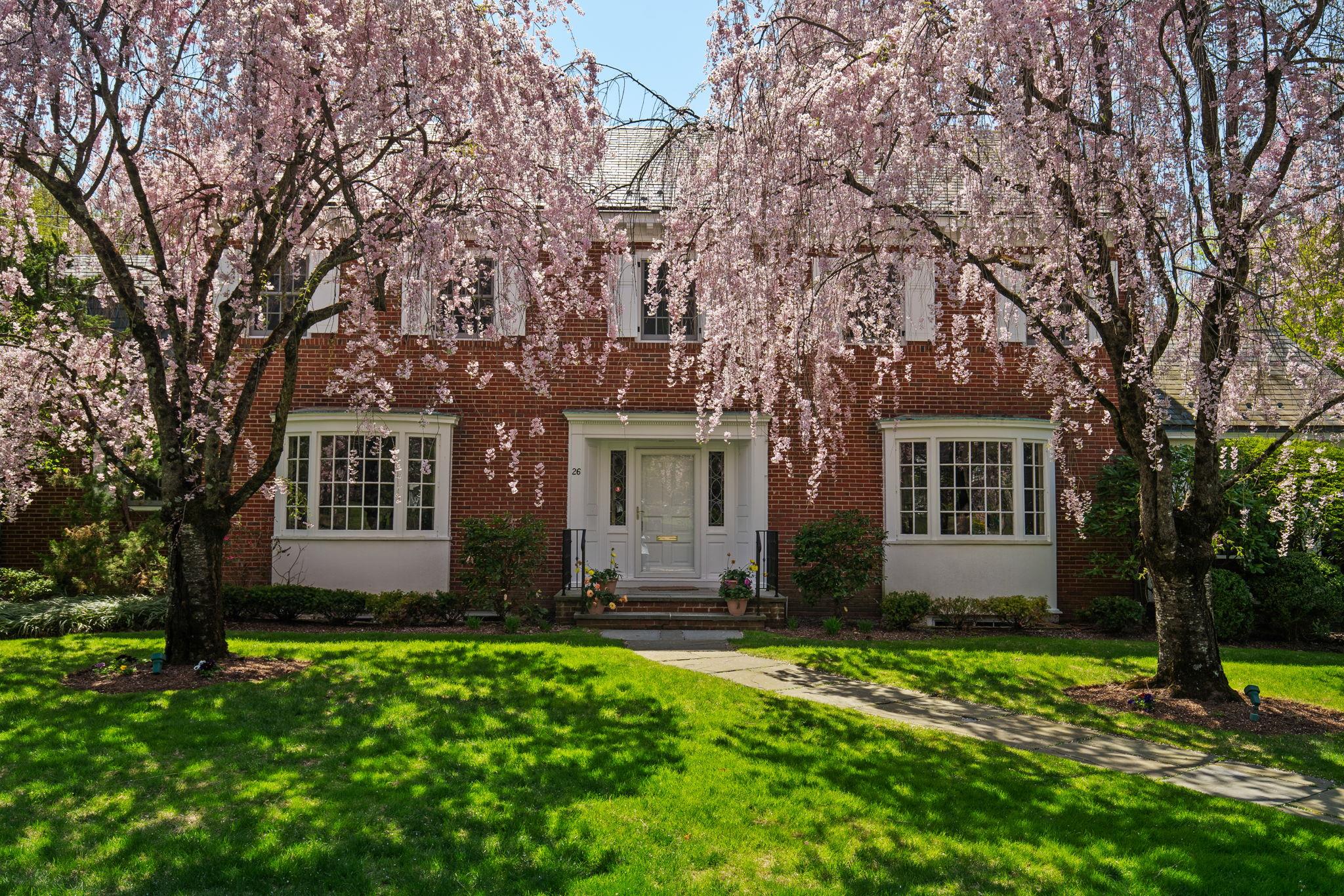 Oxford Road, Scarsdale, New York - 6 Bedrooms  
5.5 Bathrooms  
11 Rooms - 