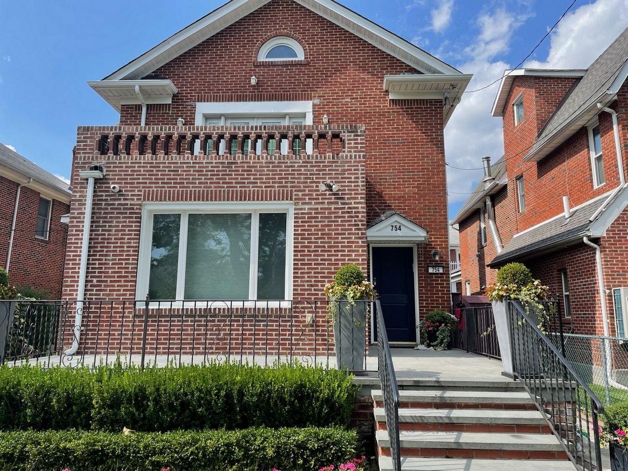 Caffrey Avenue, Far Rockaway, Queens, NY - 3 Bedrooms  
3 Bathrooms - 