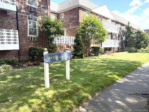 Photo of 40 Daley Place #124, Lynbrook, NY 11563 (MLS # 913374)