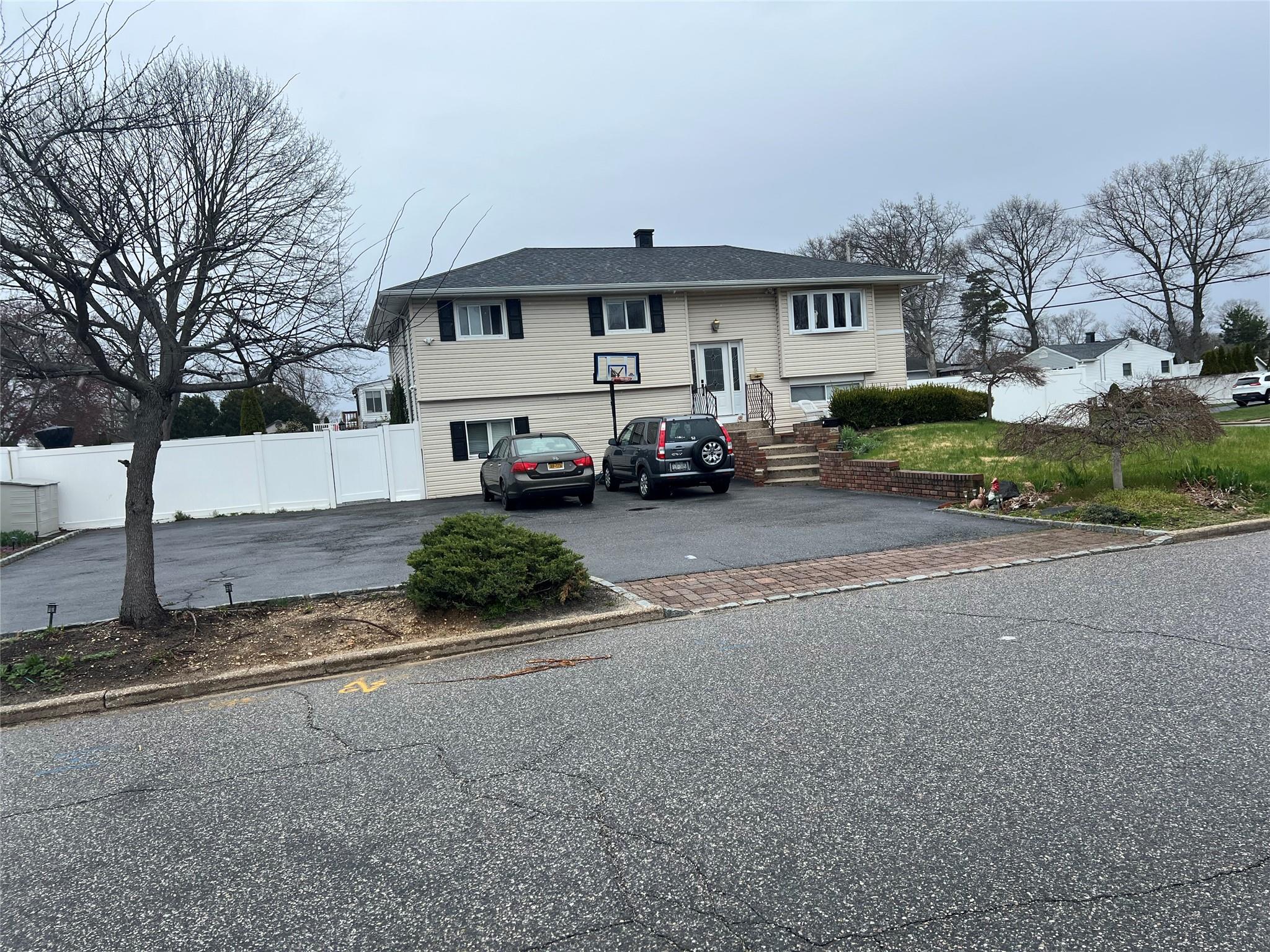 9 Craig Road, Islip Terrace, New York image 1