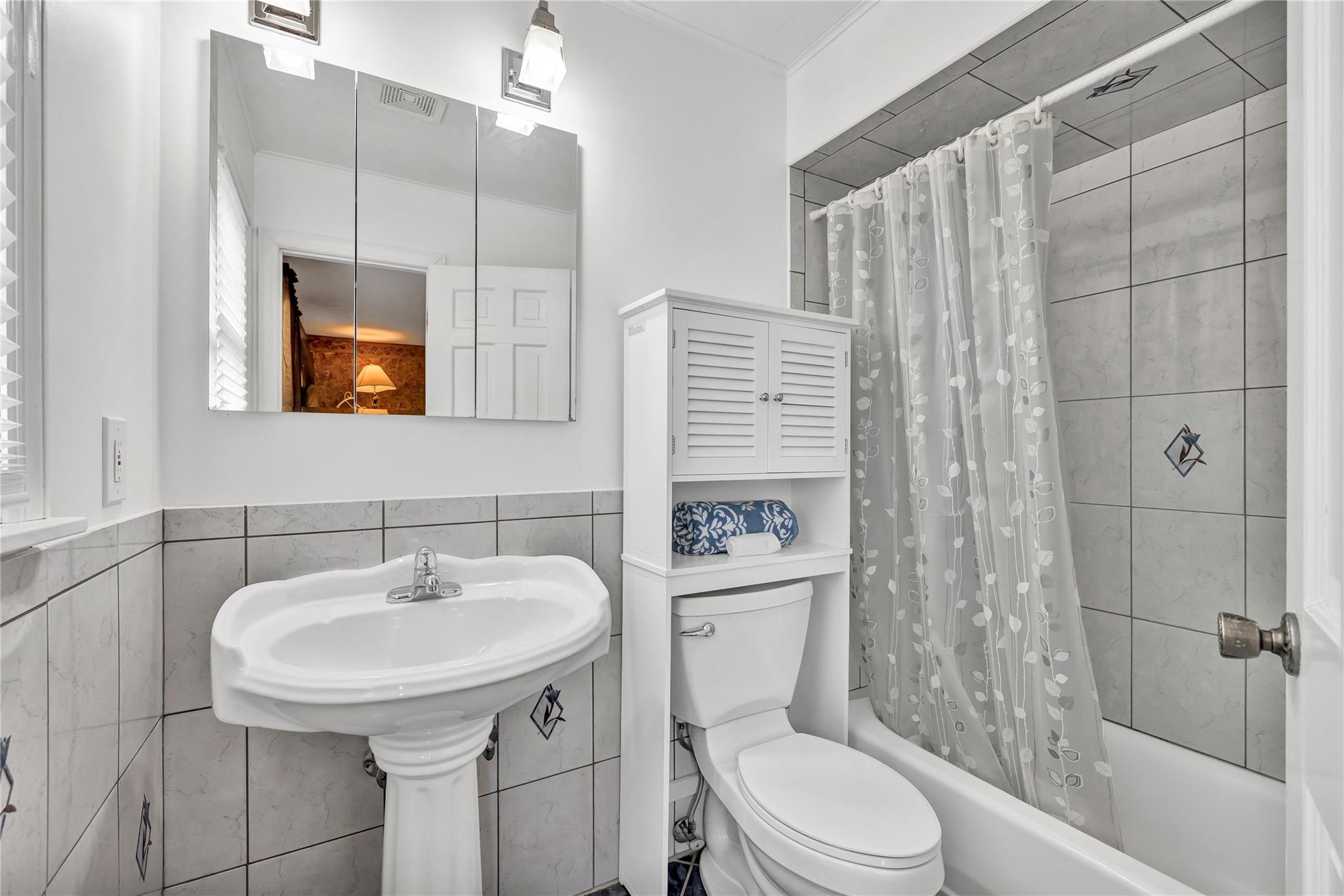 20 Oak Lane, Hampton Bays, New York image 12