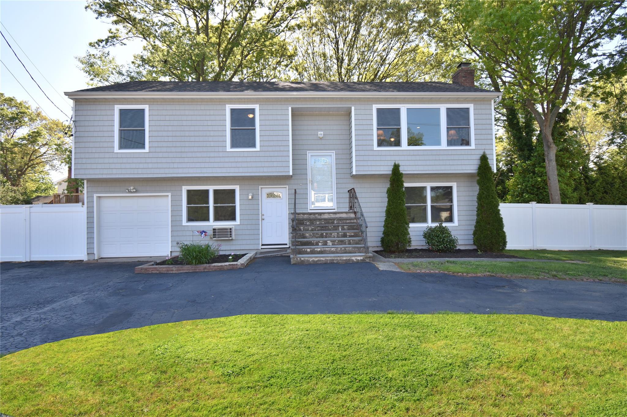 90 Dorchester Road, Ronkonkoma, New York image 1