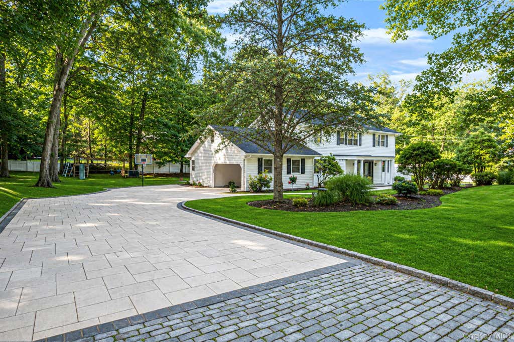 Photo of 20 Arbor Lane, Dix Hills, NY 11746 (MLS # 1035415)