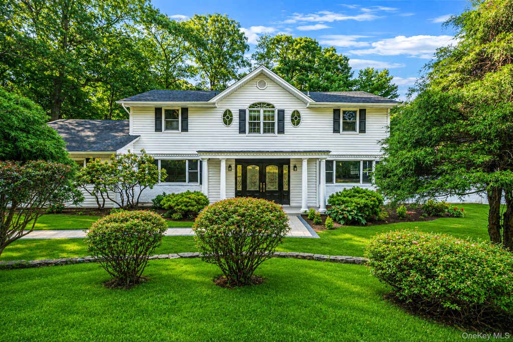 Photo of 20 Arbor Lane, Dix Hills, NY 11746 (MLS # 1035415)