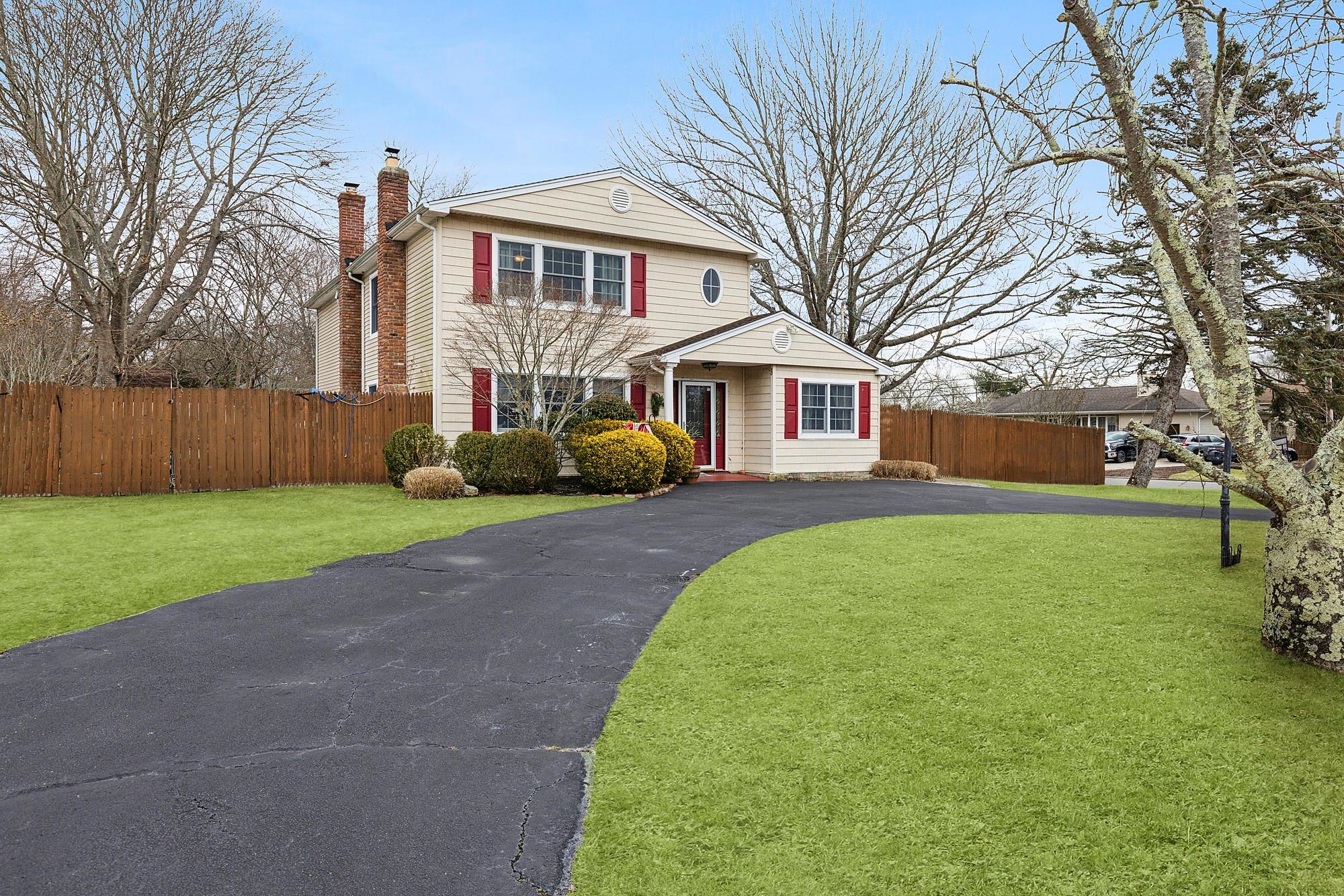 37 Newport Beach Boulevard, East Moriches, New York image 2