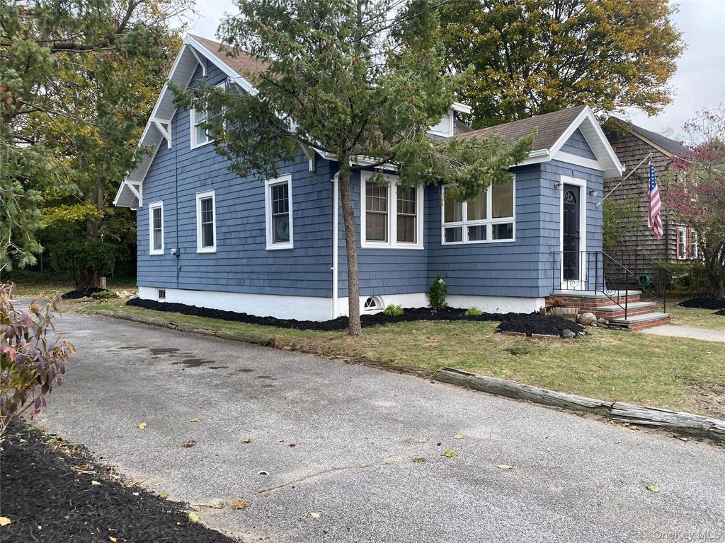 Photo of 602 Clocks Boulevard, Massapequa, NY 11758 (MLS # 941105)