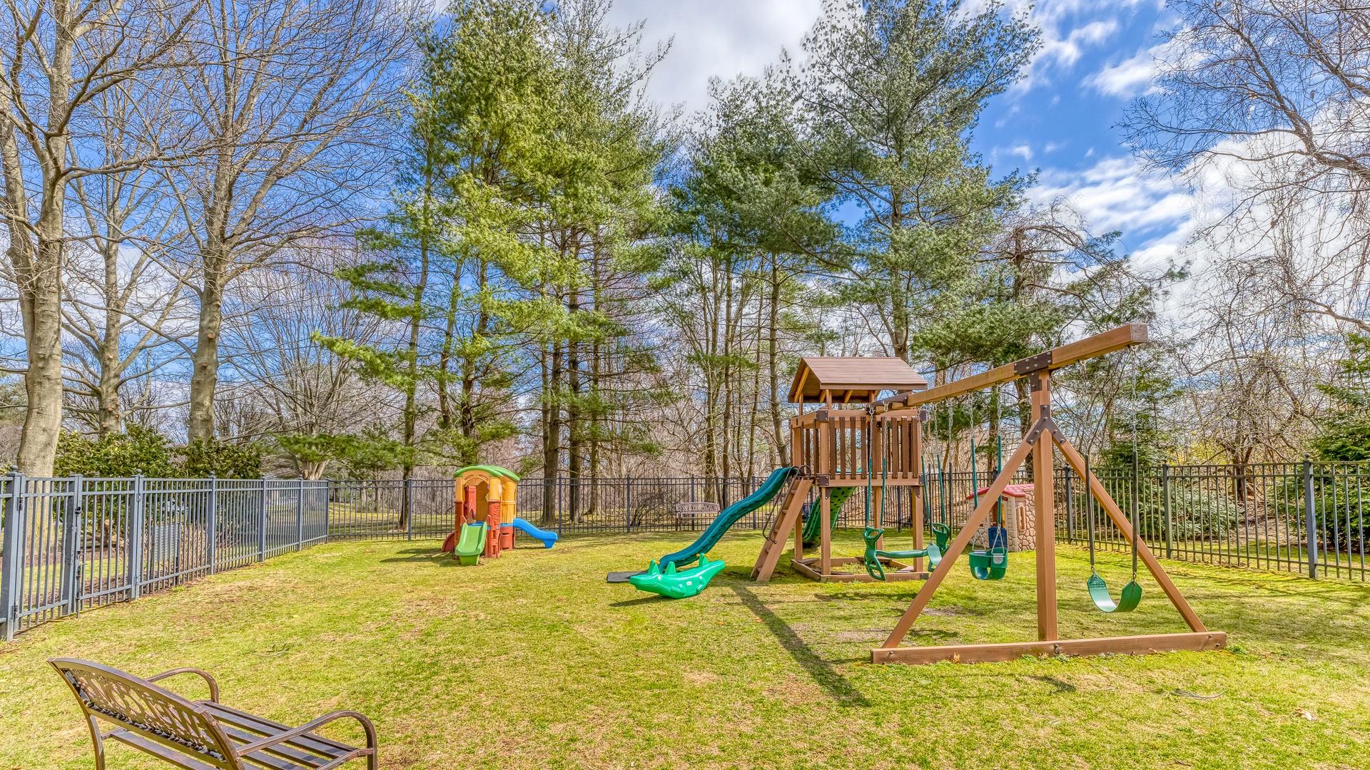 113 Firestone Circle, Roslyn, New York image 30