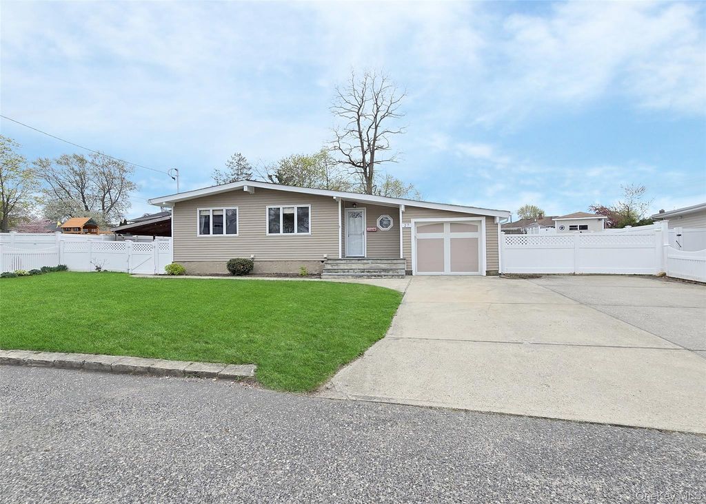 Photo of 27 Peter Road, Ronkonkoma, NY 11779 (MLS # 987630)