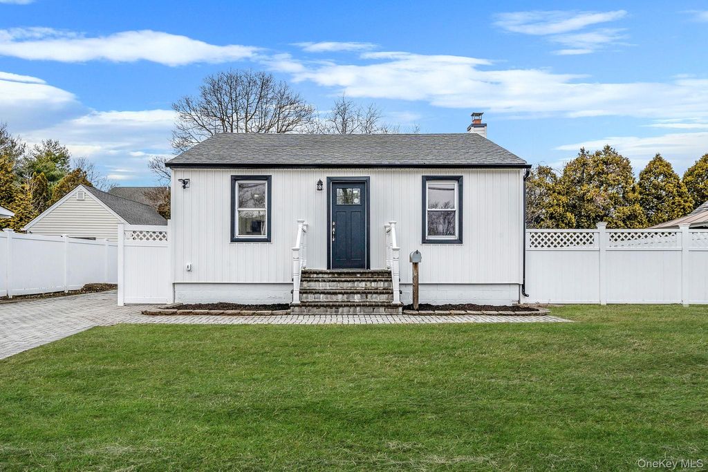 Photo of 24 Forest Avenue, West Babylon, NY 11704 (MLS # 968738)