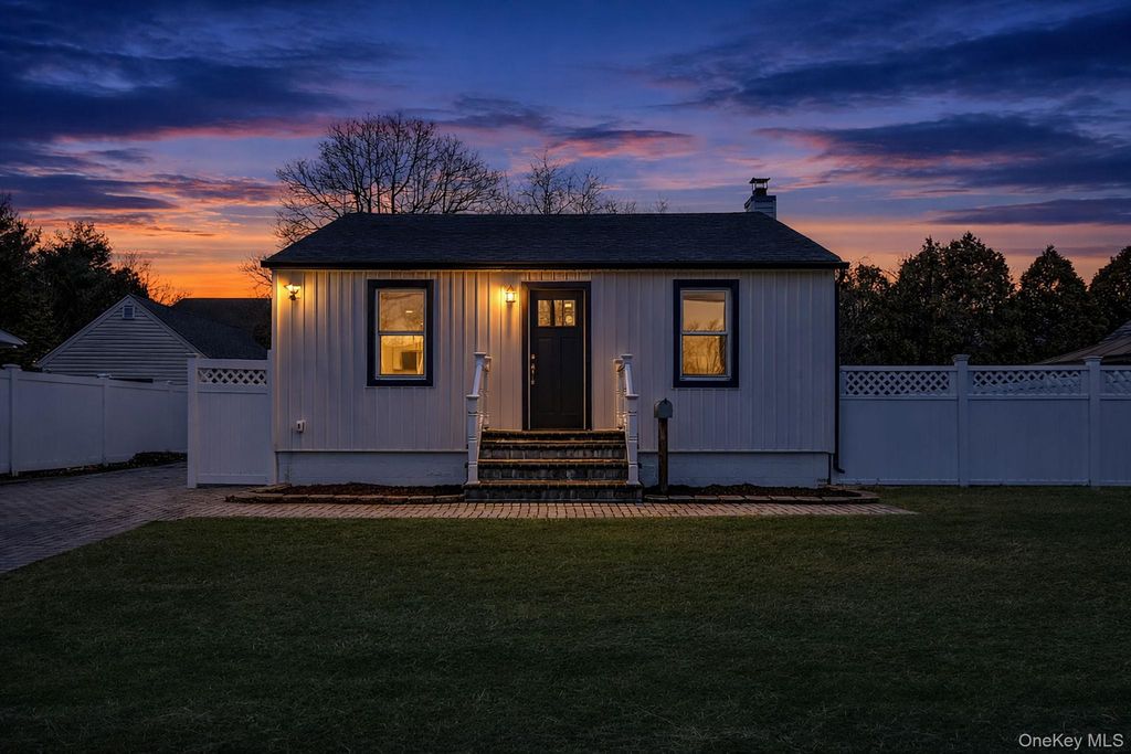 Photo of 24 Forest Avenue, West Babylon, NY 11704 (MLS # 968738)