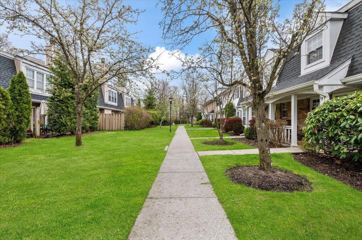 9 The Mews, Syosset, New York image 2