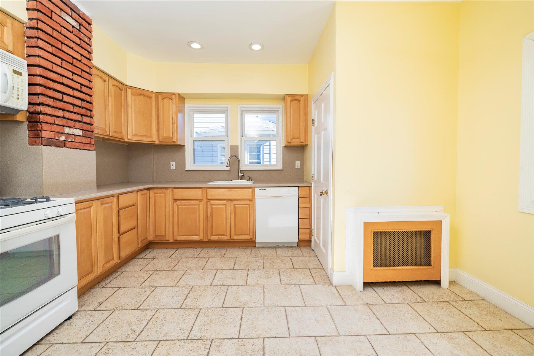 81 Liberty Avenue, Rockville Centre, New York image 11
