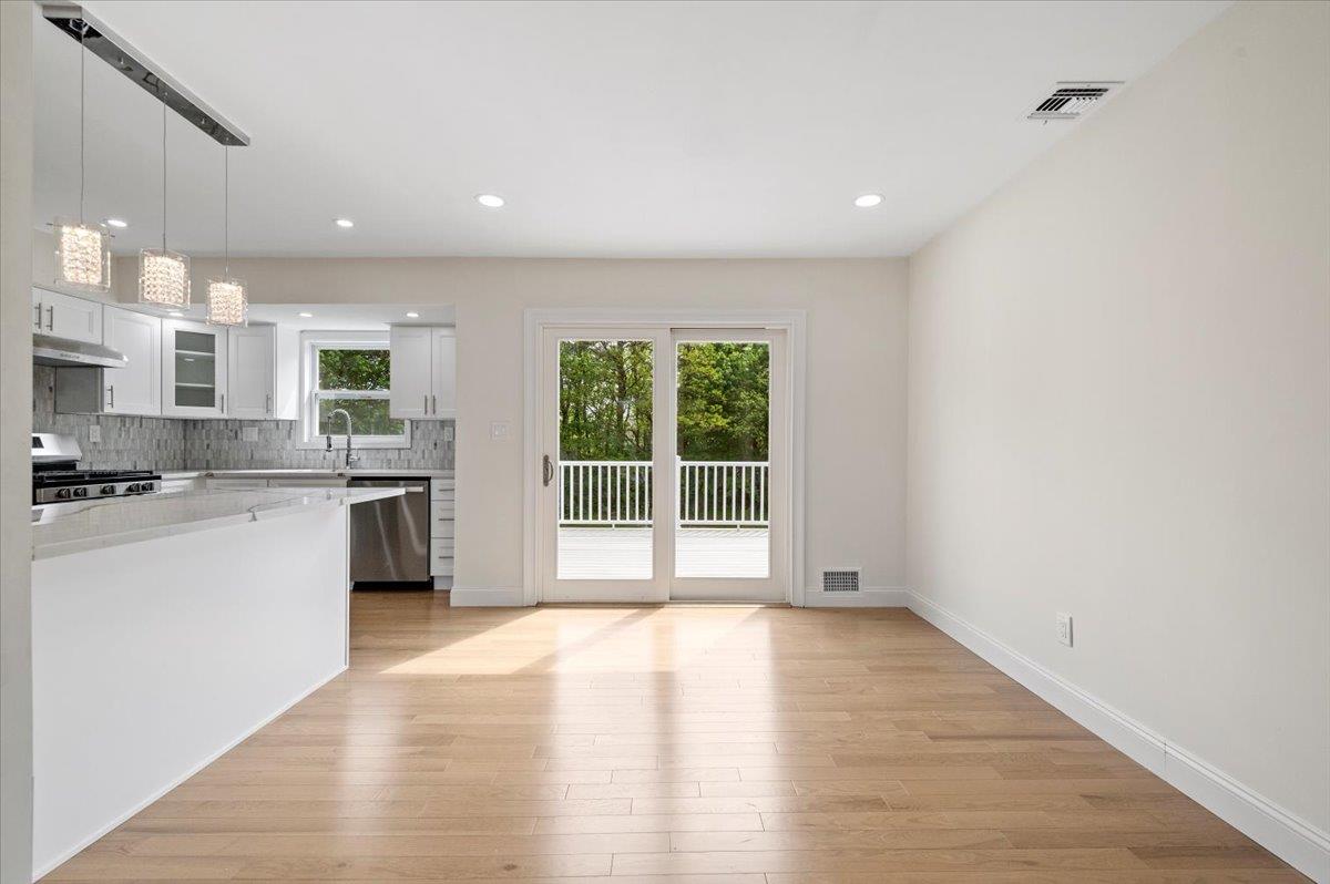 8 April Avenue, Dix Hills, New York image 10